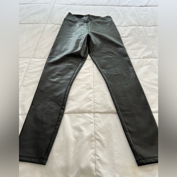 Abercrombie and Fitch Pleather Leggings Size Small - Picture 1 of 3